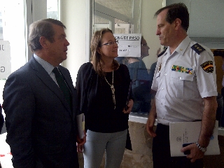 El presidente del Tribunal Superior, la consejera de Presidencia y el jefe Superior de Policía visitan la dependencia de la Oficina de Presentaciones y Comparecencias